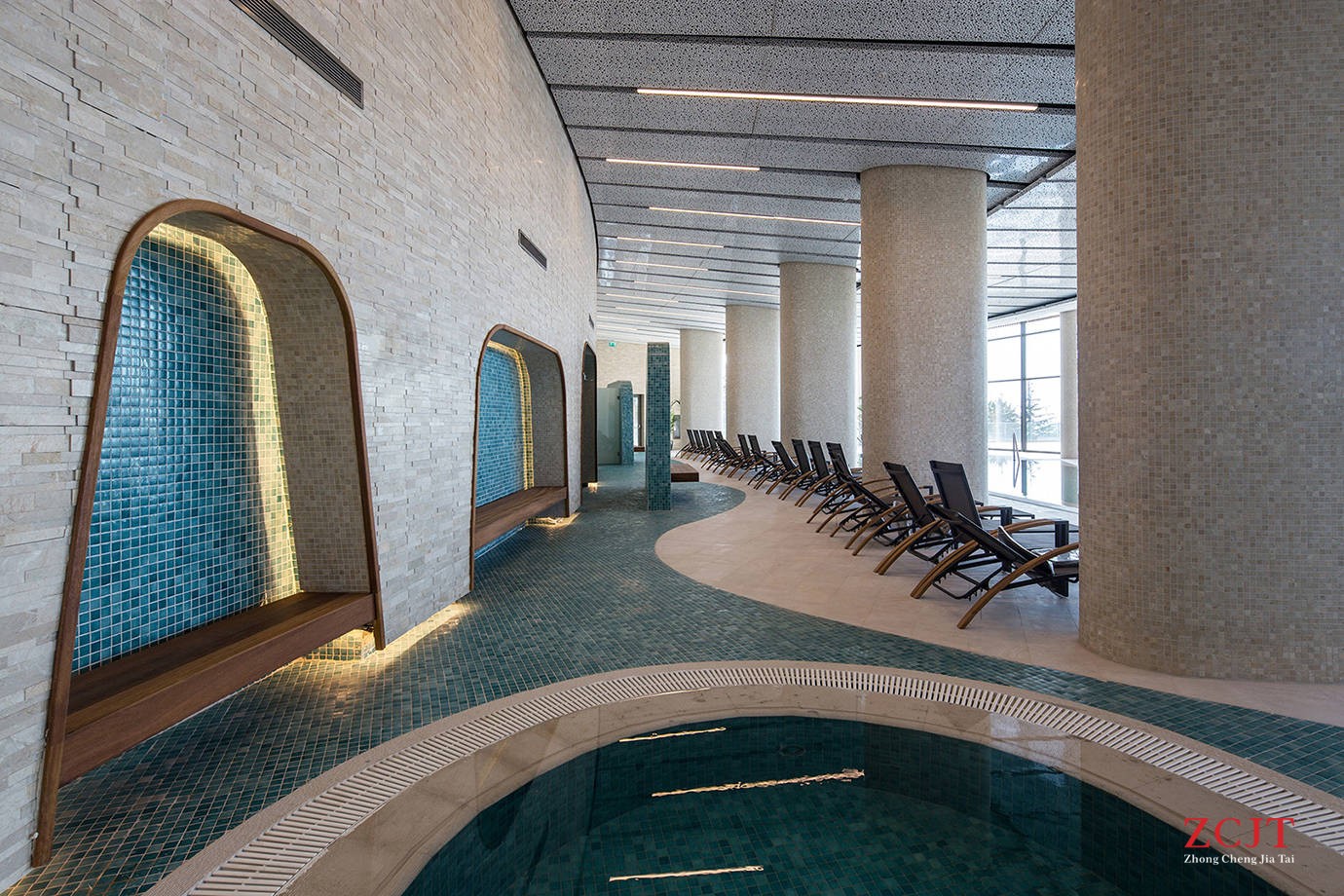 酒店室內(nèi)泳池過道